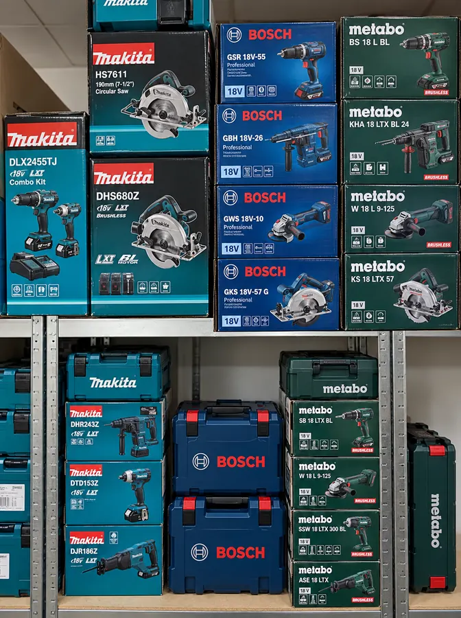 Витрина с инструментом Makita, Bosch, Metabo